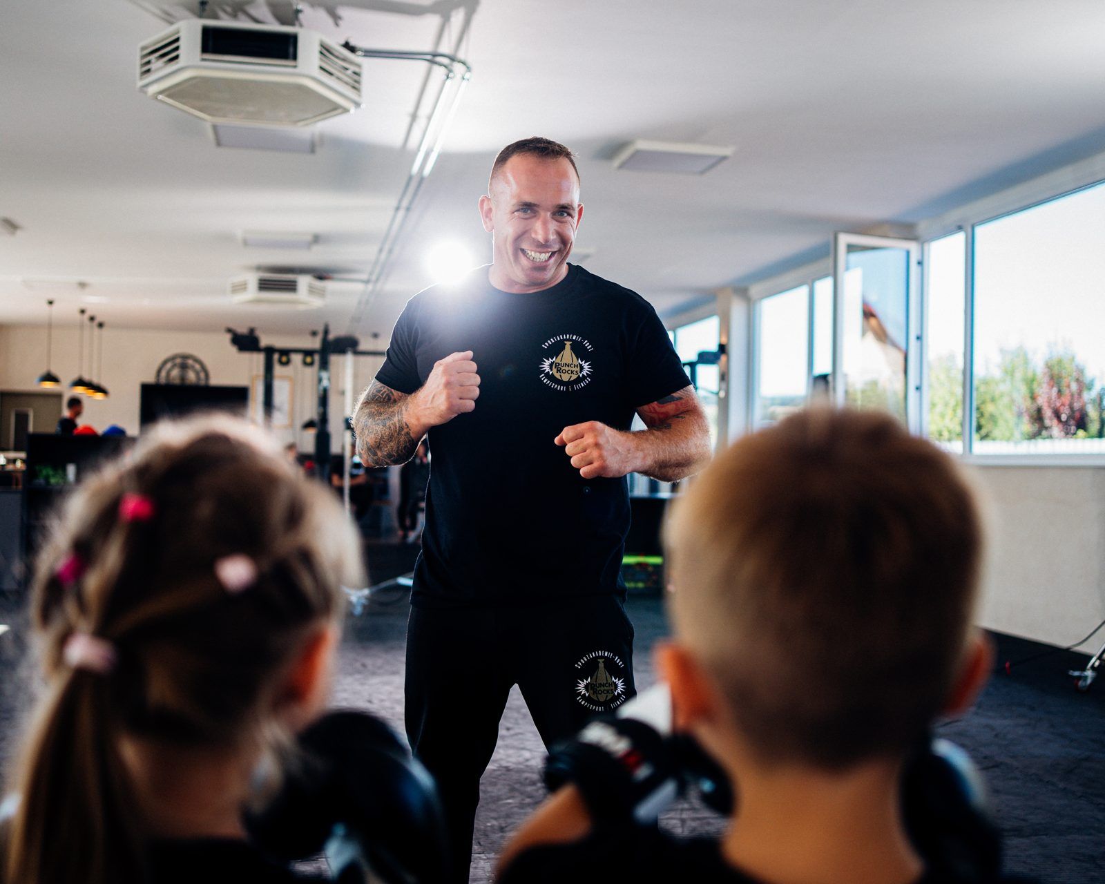 Trainer mit Kindergruppe