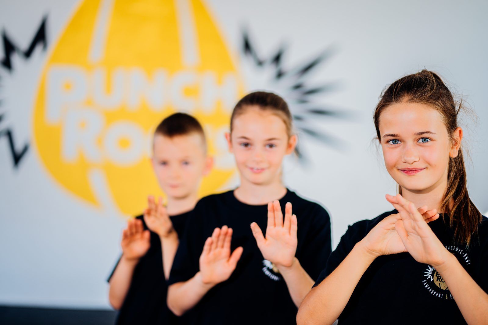 Kinder in Verteidigungshaltung